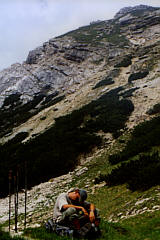 Am Fu&szlig;e des Herrstein pennt dieser Herr ein